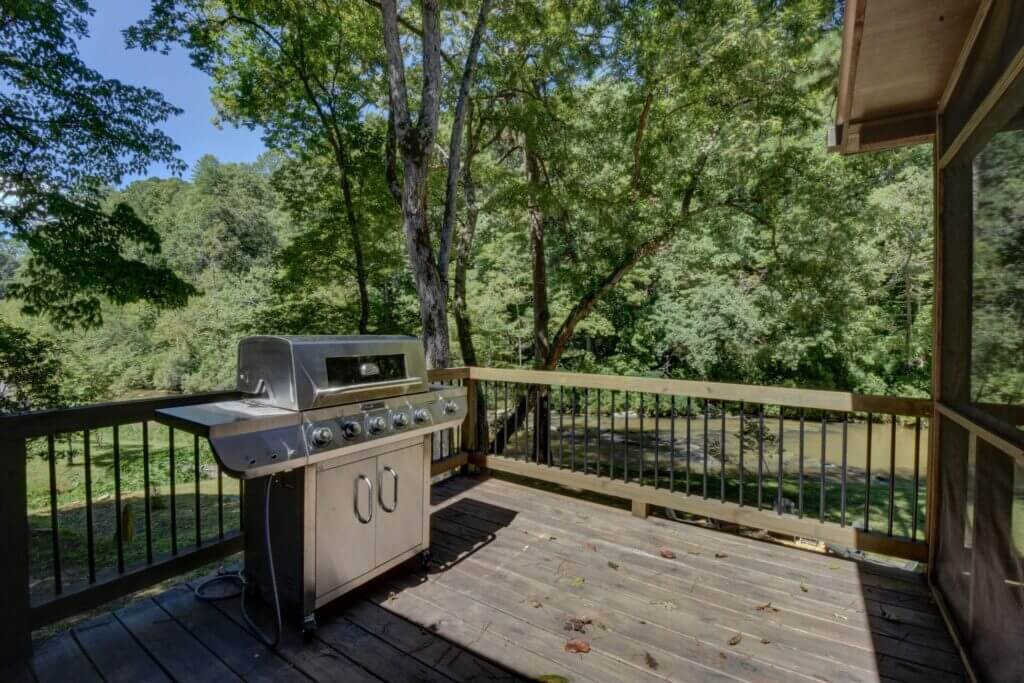 Want to grill that steak for dinner. Enjoy this five burner high-end EvenEmbers outdoor grill with side burner and SS griddle insert to sear that steak to perfection