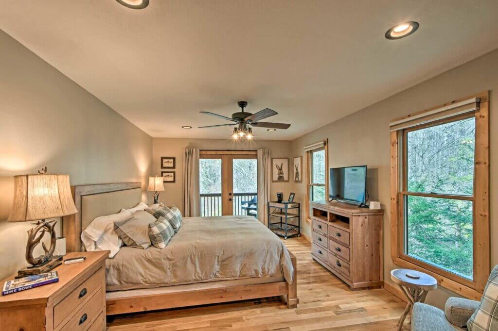 Upstairs Master Bedroom with luxury bedding and bath towels are here for you
